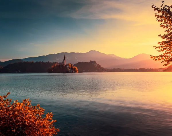 Pequena ilha com Igreja em Bled Lake, Eslovênia no Outono Sunri — Fotografia de Stock