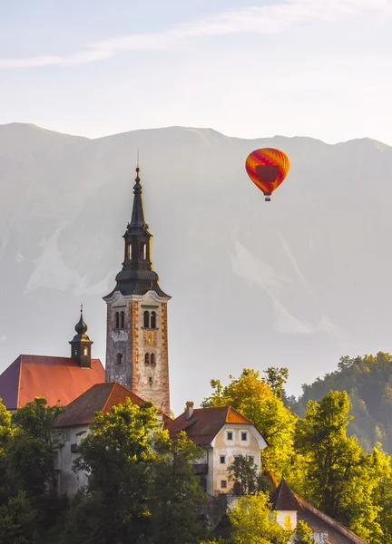 Detail katolické církve v Bledské jezero, Slovinsko s horkovzdušným Ba — Stock fotografie