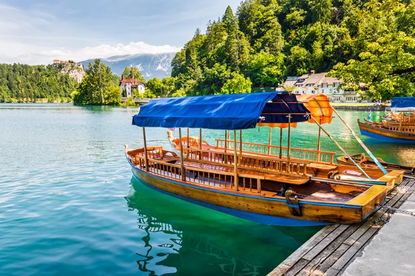 Bled Gölü, Slovenya kıyısında ahşap turist tekne — Stok fotoğraf