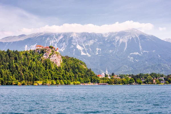 Ausgeblutetes Schloss am See in Slowenien — Stockfoto