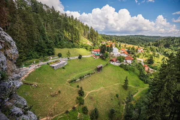 Predjama kale penceresinden manzara görünümü