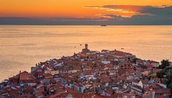 Solnedgång över Adriatiska havet och gamla staden Piran, Slovenien — Stockfoto