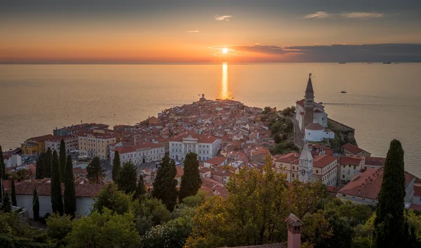 Solnedgång över Adriatiska havet och gamla staden Piran, Slovenien — Stockfoto