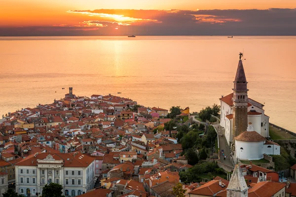 Západ slunce nad moře a staré město Piran, Slovinsko — Stock fotografie