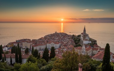 Günbatımı Adriyatik Denizi ve eski şehir, Piran, Slovenya