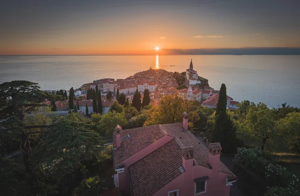 Puesta de sol sobre el mar Adriático y el casco antiguo de Piran, Eslovenia — Foto de Stock