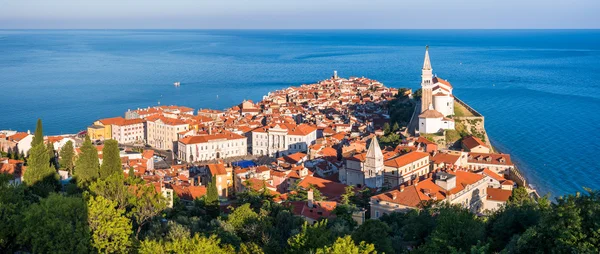 Sunlit Old Town de Piran en la mañana . — Foto de Stock