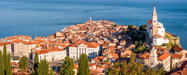 Solbelysta gamla staden Piran på morgonen. — Stockfoto