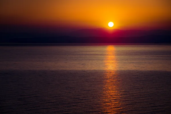 El sol naciente sobre el mar — Foto de Stock