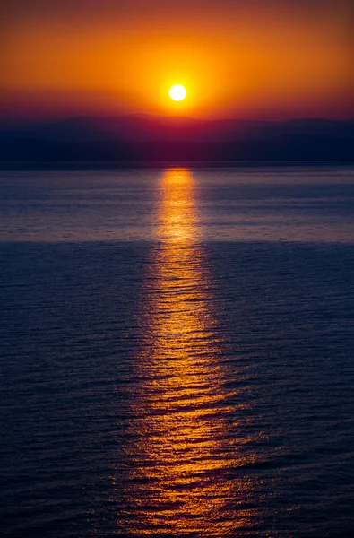 El sol naciente sobre el mar — Foto de Stock