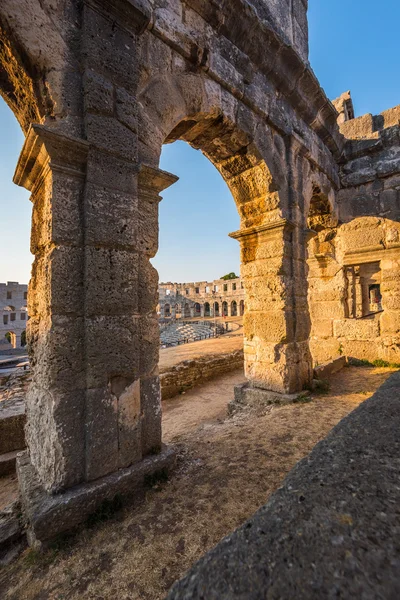 Építészeti részletek Pula Colosseum, Horvátország — Stock Fotó