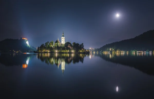 Egyház és a Bledi-tó Szlovéniában, éjjel a Kastélymúzeum — Stock Fotó