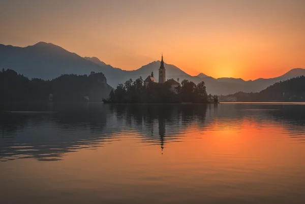 Uma ilha com Igreja em Bled Lake, Eslovênia ao nascer do sol — Fotografia de Stock