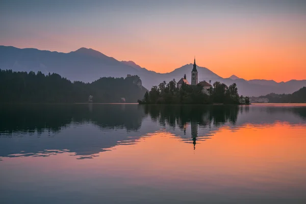 En ö med kyrkan i Bled Lake, Slovenien på Sunrise — Stockfoto