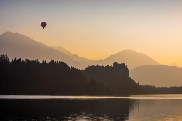 Silhueta de Castelo de Bled em um lago — Fotografia de Stock