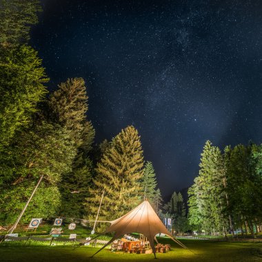 Kamp sığınma evinde ağaçlarıyla çevrili yıldızlı gece