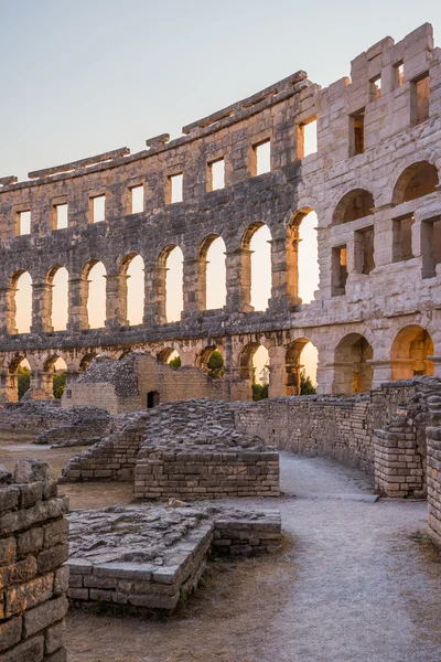 プーラ、クロアチアの古代ローマ円形競技場の内部 — ストック写真