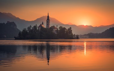 Kilise gündoğumu, Bled Gölü, Slovenya ile bir ada