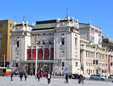 Belgrad 'daki Cumhuriyet Meydanı' ndaki Ulusal Tiyatro binası. İnsanlar sakin bir yaz gününde yürüyorlar..