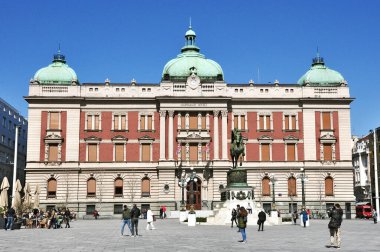 Cumhuriyet Meydanı. Belgrad 'daki Ulusal Müze ve Prens Michail' in heykelinin önünde yürüyen bir halk görülüyor..