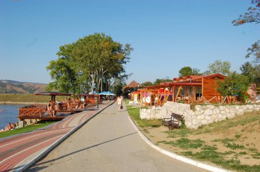 Silver Lake Plajı. Yaz aylarında dinlenmek ve dinlenmek için bir yer. Göl, Doğu Sırbistan 'daki Tuna Nehri kıyısında yer alan Veliko Gradiste kasabasında yer alıyor..