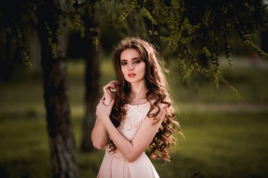 güzel bir kıvırcık kız 