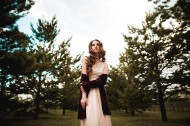 güzel bir kıvırcık kız 