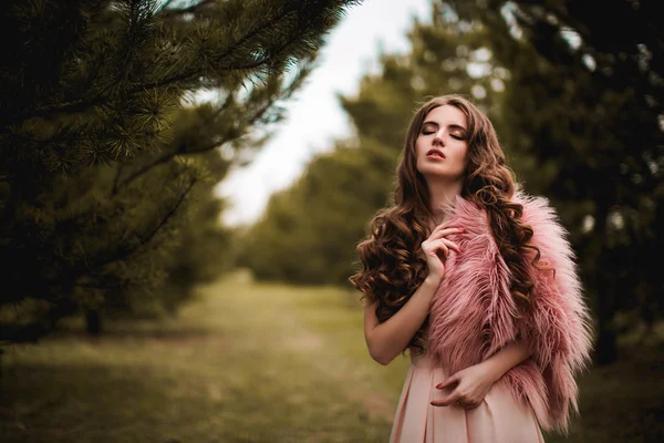 Beautiful girl in forest — Stock Photo, Image