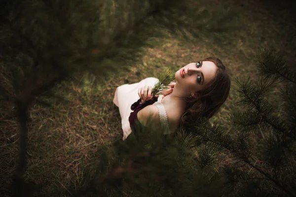 Beautiful girl under the tree — Stock Photo, Image