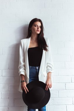 Kız şapka hafif tuğla duvar ile