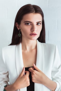 Kameraya bakarak esmer