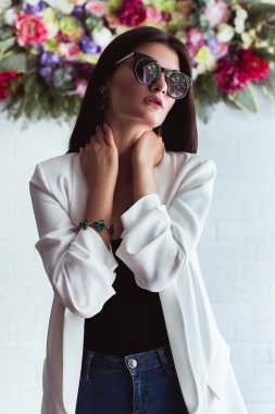 Sunglases çiçek duvar arasında kız