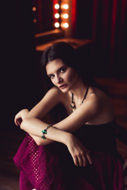 kameraya sandalye üzerinde oturan etek kadında