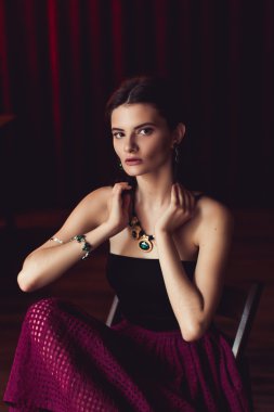 kameraya sandalye üzerinde oturan etek kadında