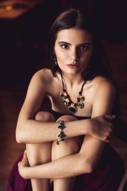 kameraya sandalye üzerinde oturan etek kadında