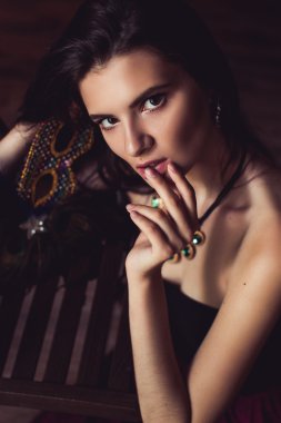 Kameraya bakarak şehvetli kadın portresi