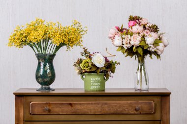 Vazo ile flovers ev inrerrior yakın çekim şifoniyer üzerinde