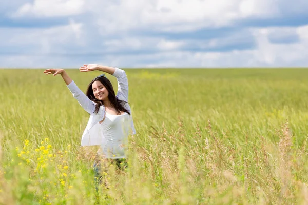 Menina no campo — Fotografia de Stock