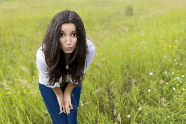 Menina no campo — Fotografia de Stock