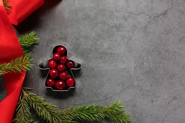 Kreatív Összetétele Karácsonyfa Ágak Cookie Vágó Piros Bogyók Belül Helyet — Stock Fotó