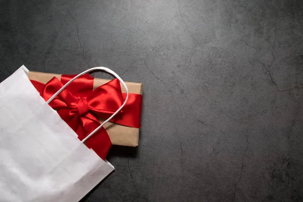Schachtel Mit Einem Geschenk Mit Roter Schleife Einem Geschäft Ein — Stockfoto