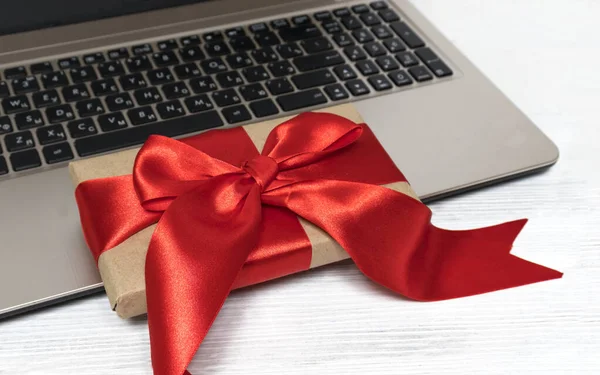 Mesa Con Portátil Caja Regalo Mesa Fondo Gadgets Comercio Electrónico — Foto de Stock