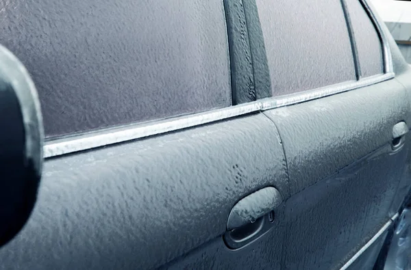 겨울의 어려운 악천후 오렌지 얼음으로 자동차 초점과 파란색 — 스톡 사진