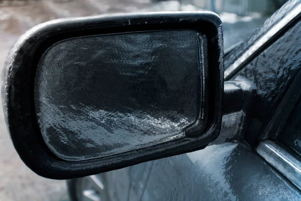 悪天候の概念 道路上の氷 暴風雨の警告とオレンジの危険レベル 冬の困難な気象条件 氷と霜と車の冷凍バックミラーとワイパー — ストック写真