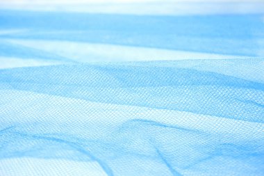 Dalgalı mavi organza kumaşına yakın çekim. soyut arkaplan ve doku