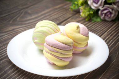 Beyaz bir tabakta ev yapımı yumuşak elma ve böğürtlen şekerlemesi. Ev yapımı sağlıklı tatlılar. Bir sürü el yapımı lokum. Doğal lokum şekerlemeleri.