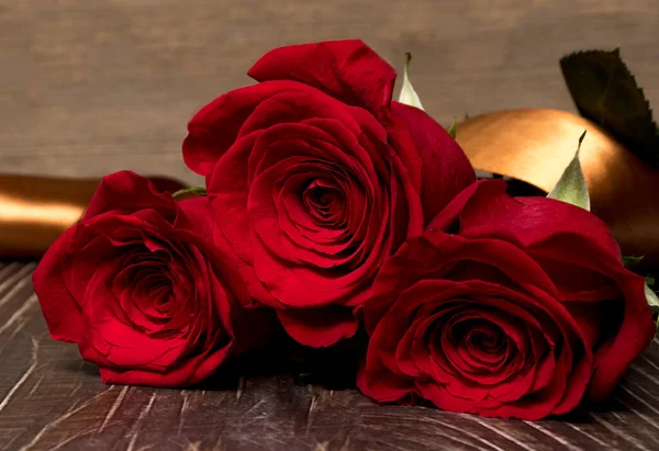 Rose Una Tavola Bianca Legno Rustico San Valentino Festa Della — Foto Stock