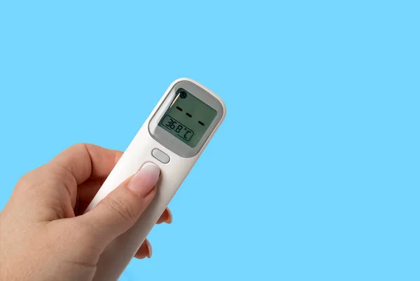 Kadının Eli Termometre Tabancası Isometric Tıbbi Dijital Temas Olmayan Kızılötesi — Stok fotoğraf