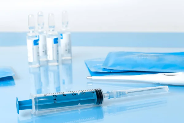 Vakcíny Injekční Stříkačky Modrém Podkladě Pro Prevenci Imunizaci Léčbu Před — Stock fotografie
