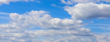 Mavi Gökyüzü Bulutları Panoraması. Mavi arkaplanı olan güzel bulutlar. Doğa havası